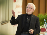 Le Prix Nobel Alan J. Heeger récompensé à Fribourg