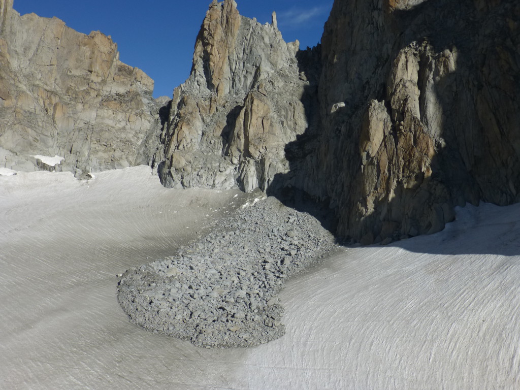 Ablagerung der Sturzmasse (10'000-15'000 m3) am Fuss der nach Südwesten ausgerichteten Felswand, nahe des Fenêtre de Saleinaz (3350 m ü.M., VS).