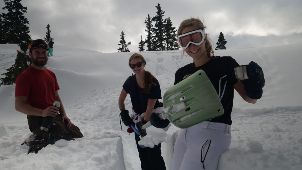 Matteo, Cecilia et Carolina en train de creuser la tranchée qui servira à extraire les blocs de neige.