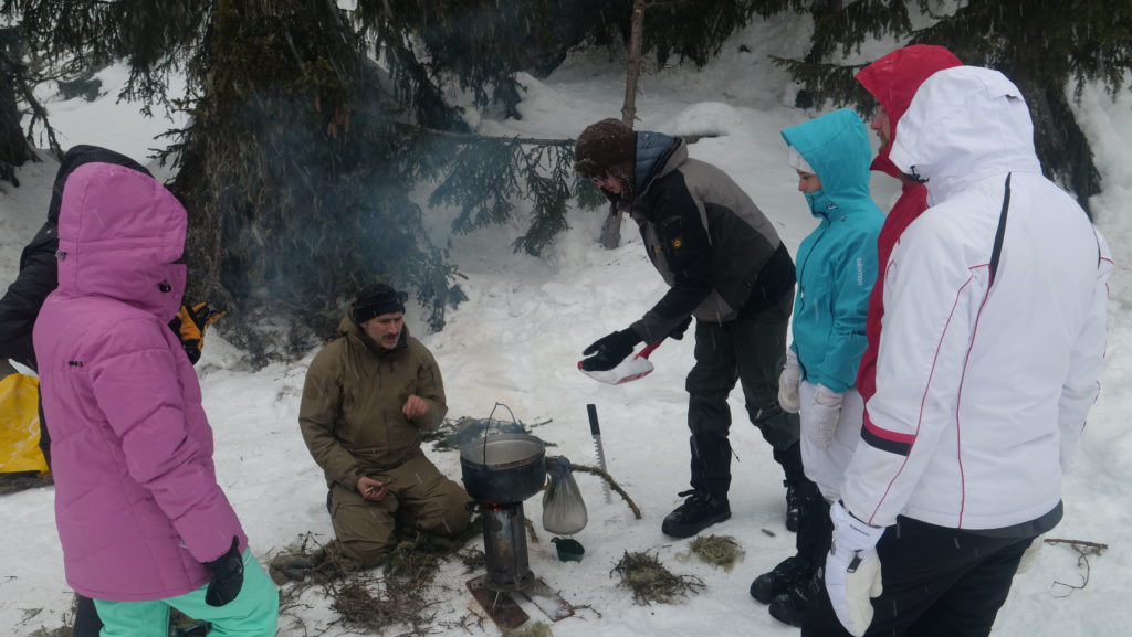 Dario enseigne également les techniques de survie. Ici comment faire fondre de la neige avec peu de bois.