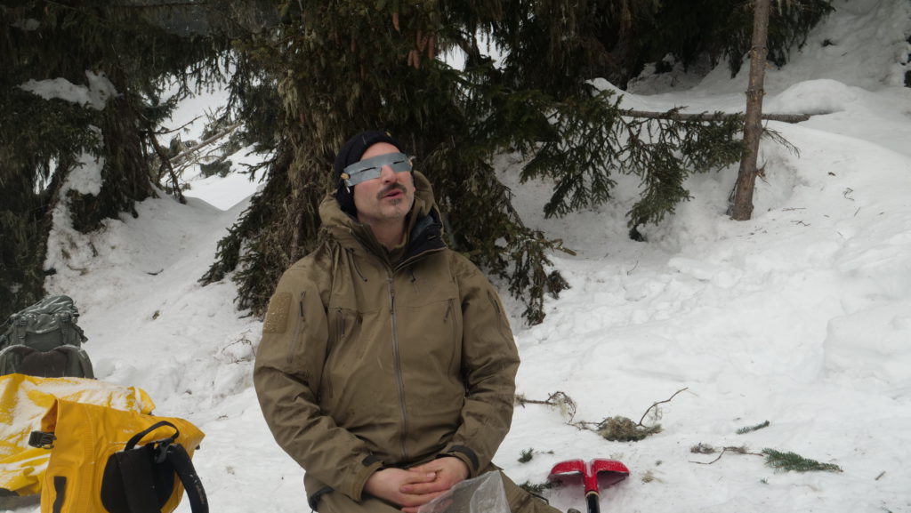 Des lunettes de soleil façonnées avec du scotch de carrossier.