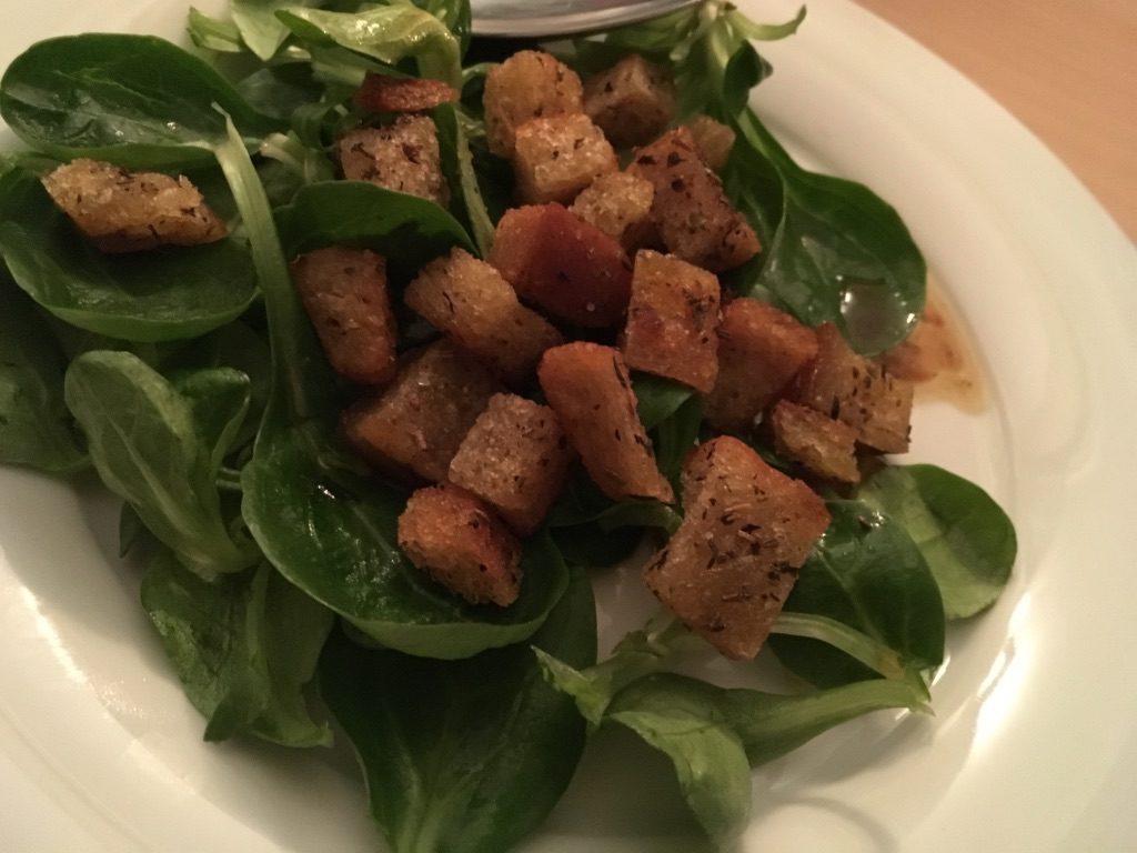 Salat mit veganer Wasabi-Sauce als Vorspeise