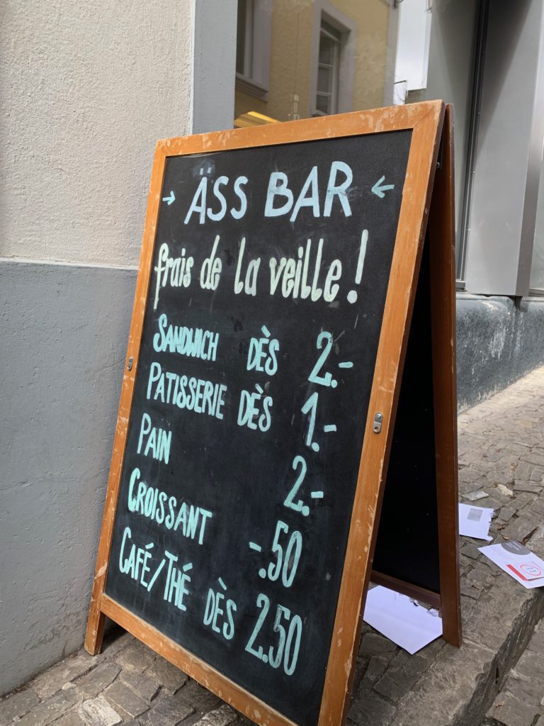 Günstige Brötchen und Sandwiches ganz in der Nähe der Uni gibt es in der Äss Bar, Ruelle du Lycée 4.