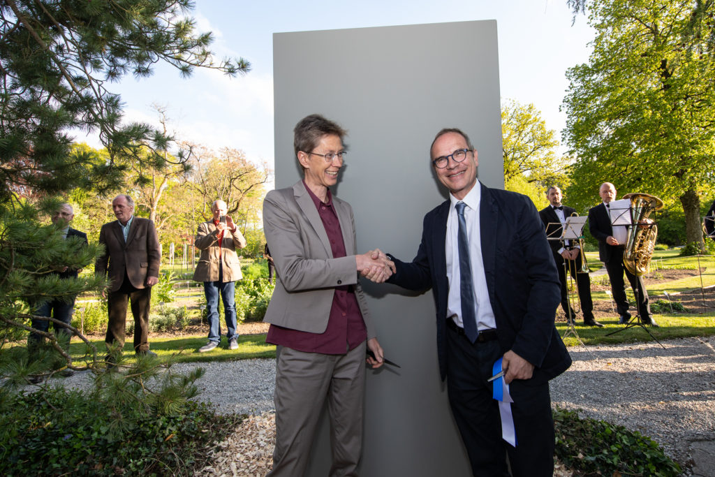 Astrid Epiney, rectrice de l'Unifr, et Thierry Steiert, syndic de la Ville de Fribourg, ont coupé le ruban.