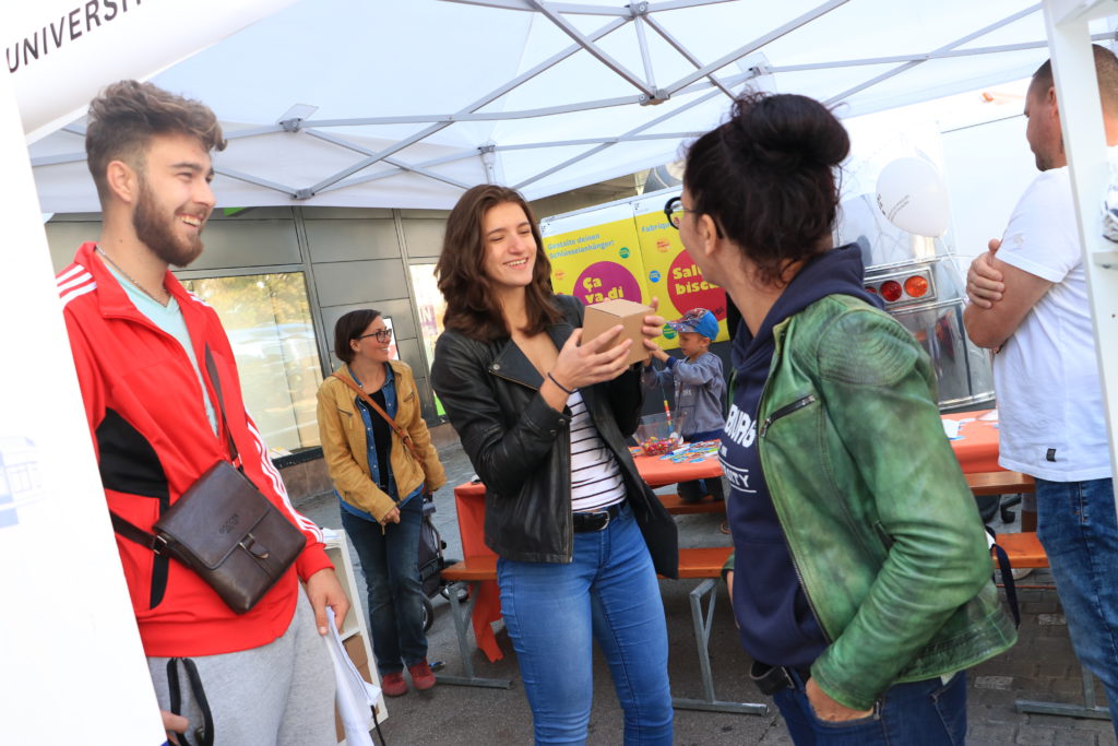 Das Rendez-vous bilingue, das alle zwei Jahre vom Forum Partnersprachen im Rahmen des Tags der Zweisprachigkeit organisiert wird, fand am Samstag, 21. September,in der Romontgasse in Freiburg statt / Le Rendez-vous bilingue, organis tous les 2 ans par le Forum des langues partenaires dans le cadre de la Journe du bilinguisme, s'est droul le samedi 21 septembre  la rue de Romont  Fribourg. photo © romano p. riedo