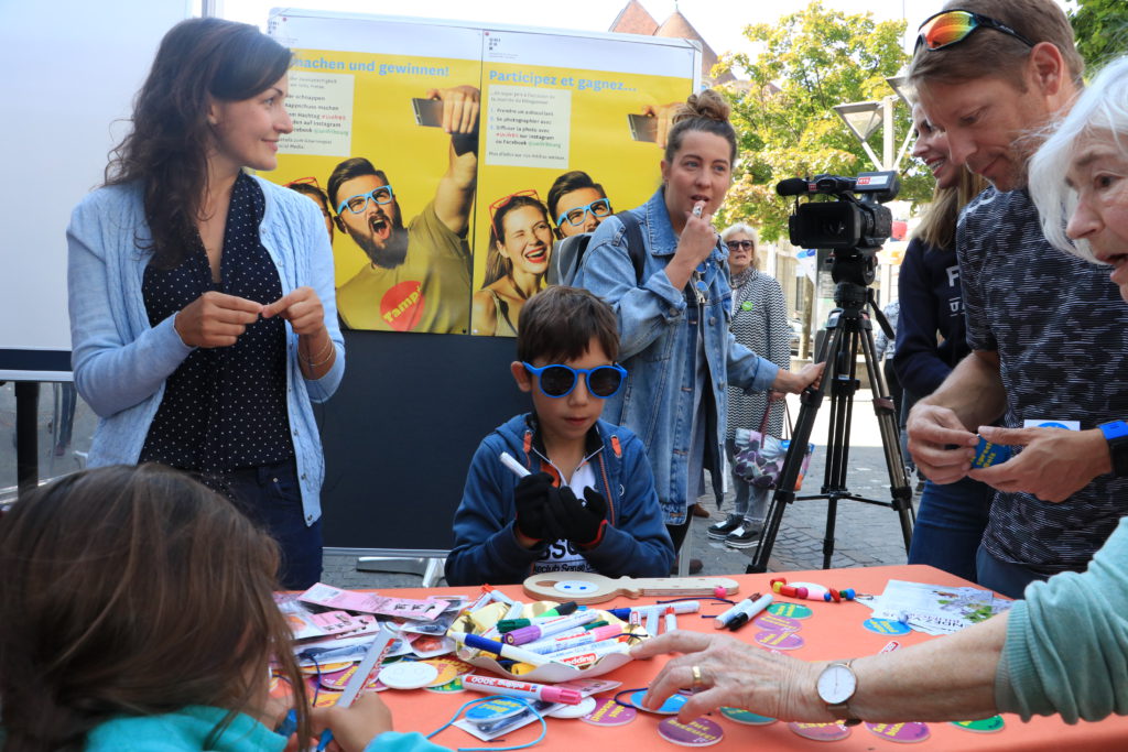 Das Rendez-vous bilingue, das alle zwei Jahre vom Forum Partnersprachen im Rahmen des Tags der Zweisprachigkeit organisiert wird, fand am Samstag, 21. September,in der Romontgasse in Freiburg statt / Le Rendez-vous bilingue, organis tous les 2 ans par le Forum des langues partenaires dans le cadre de la Journe du bilinguisme, s'est droul le samedi 21 septembre  la rue de Romont  Fribourg. photo © romano p. riedo