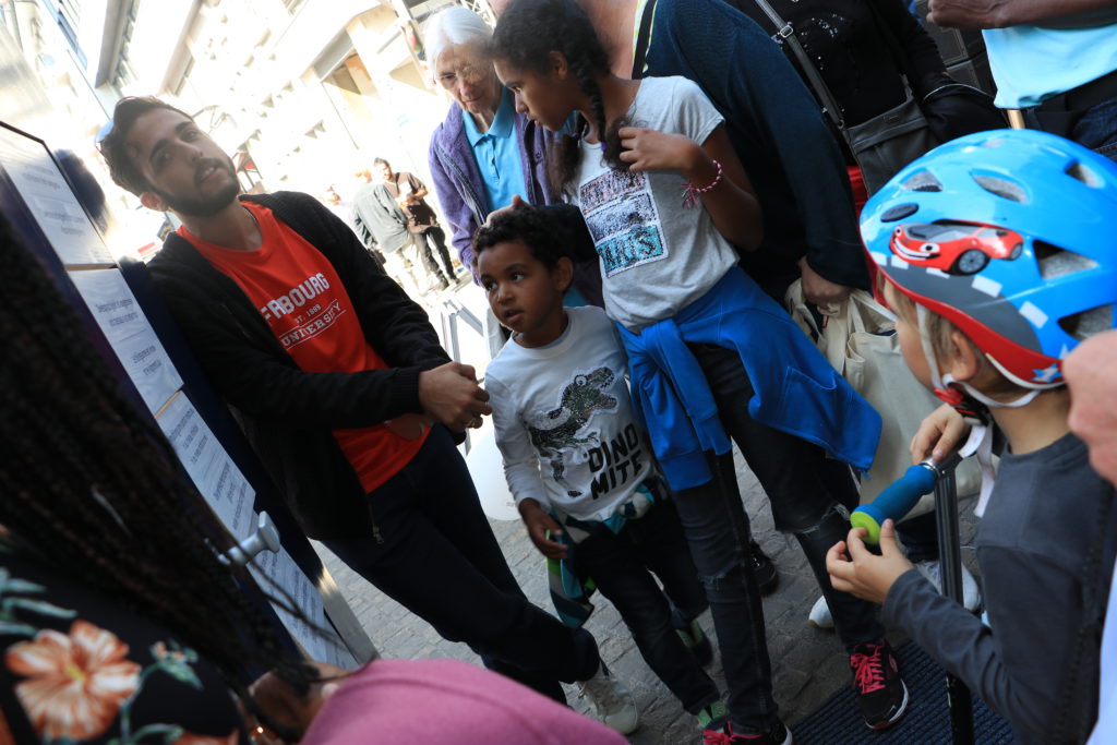 Das Rendez-vous bilingue, das alle zwei Jahre vom Forum Partnersprachen im Rahmen des Tags der Zweisprachigkeit organisiert wird, fand am Samstag, 21. September,in der Romontgasse in Freiburg statt / Le Rendez-vous bilingue, organis tous les 2 ans par le Forum des langues partenaires dans le cadre de la Journe du bilinguisme, s'est droul le samedi 21 septembre  la rue de Romont  Fribourg. photo © romano p. riedo