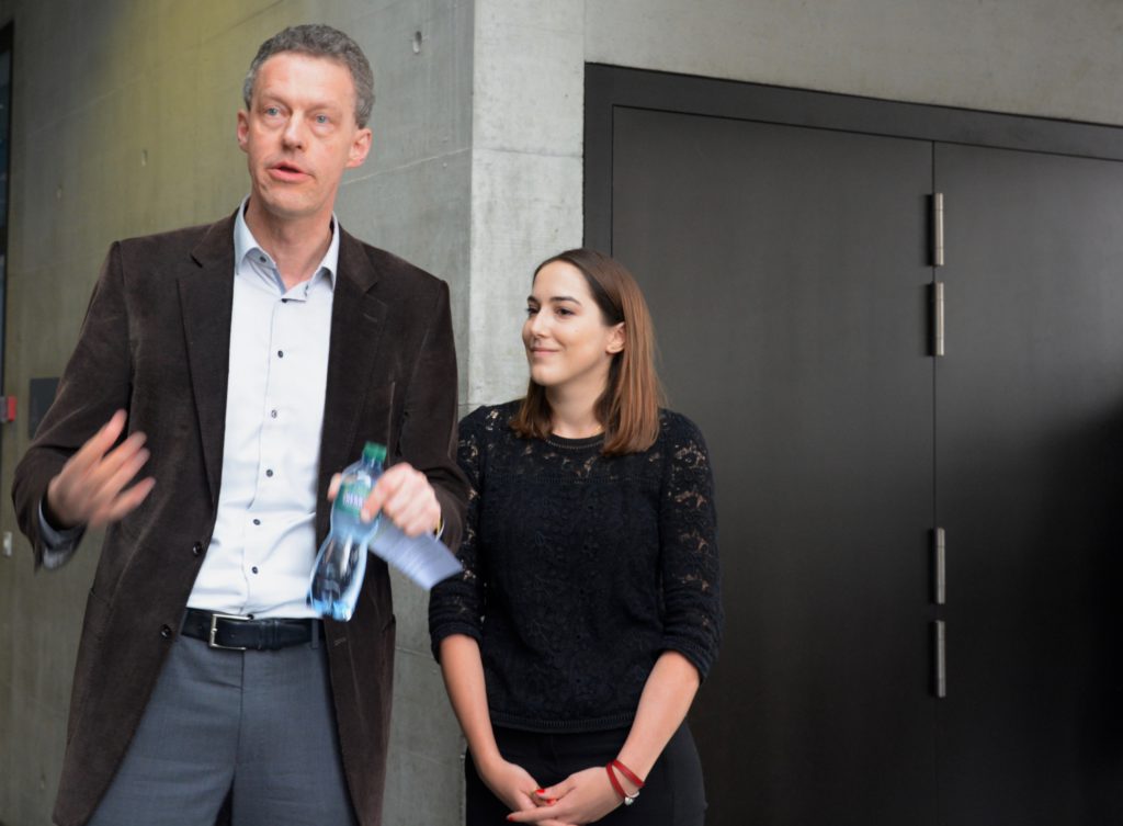 Le Prof. Martin Wallmeier, doyen de la Faculté des sciences économiques et sociales et du management, et Coralie Chiffelle, l'une des iniatrices, présentent le projet.