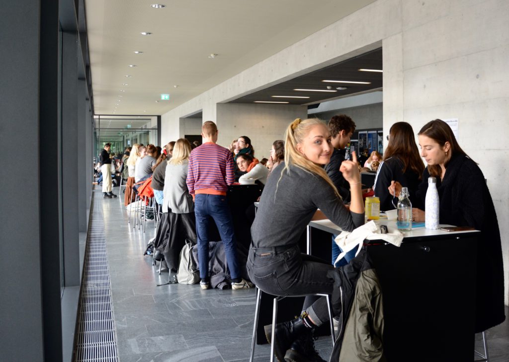 En plus des fauteuils cosy, des tables hautes ont été installées sur la longueur du couloir.