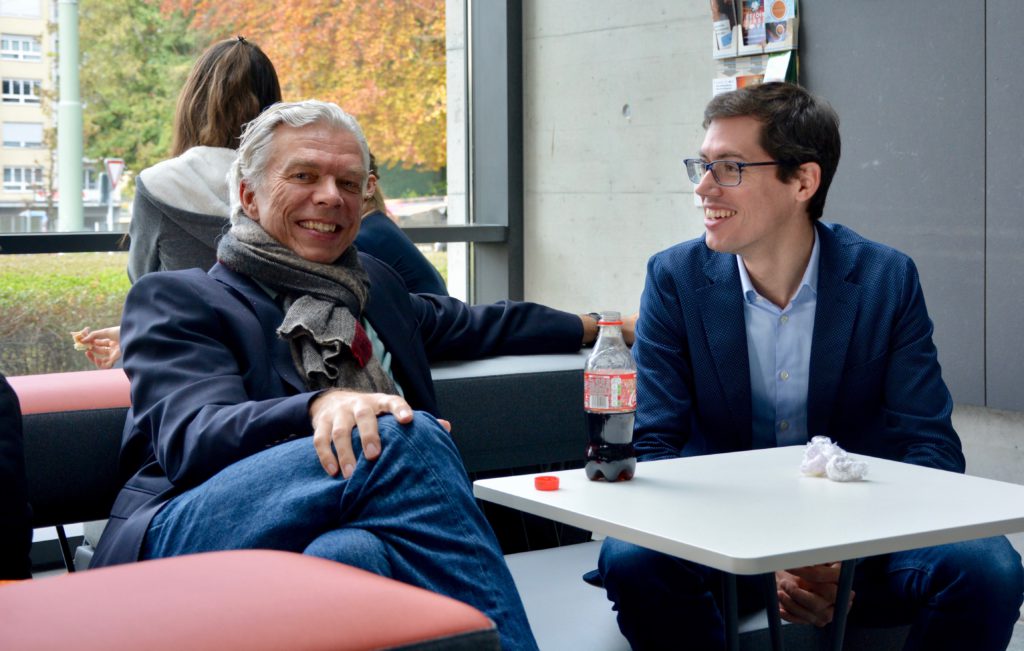 Les Professeurs Andreas Fahr et Bernard Ries savourent le nouvel espace de rencontre et d'échange.