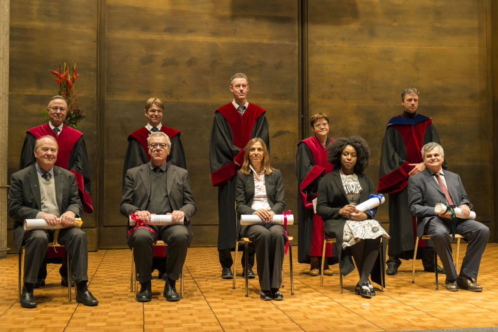 De gauche à droite: Prof. Christoph Theobald SJ, docteur h.c. de la Faculté de théologie; Prof. Mauro Bussani, docteur h.c. de la Faculté de droit; Prof. Maria Grazia Speranza, docteure h.c. de la Faculté des sciences économiques et sociales et du management; Mme Chimamanda Ngozi Adichie, docteure h.c. de la Faculté des lettres et des sciences humaines; Prof. Paul Julian Weindling, docteur h.c. de la Faculté des sciences et de médecine