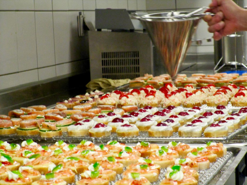 «Voici des canapés de la mensa pour le Dies academicus qui avait lieu le lendemain. Ils ont l'air bons.»