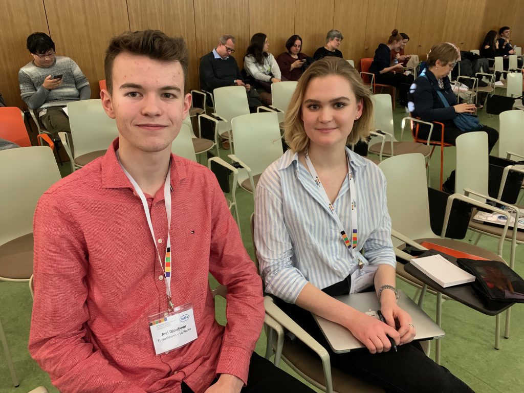 Joel (18) und Anna (19) haben einen Hustensirup hergestellt. Sie finden, für die Zusammenarbeit sei offene Kommunikation wichtig. Joel wird ganz sicher in den Naturwissenschaften bleiben. Anna will definitiv Medizin studieren.