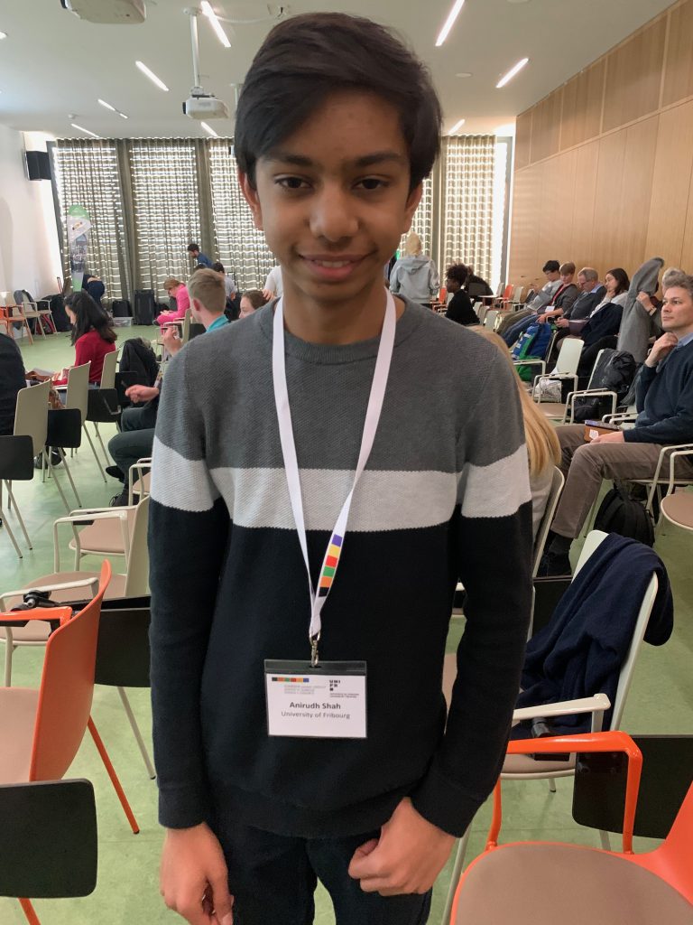 Anirudh (16) hatte eine grossartige Woche. Er synthetisierte ein Molekül, das man bei der Herstellung von Sonnenbrillen verwenden kann, die auf Lichteinfall reagieren. Anirudh will in der Forschung bleiben.