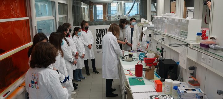 La chimie et la physique ont aussi la cote auprès des filles