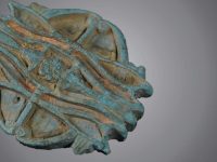 Trésors du Musée B+O: Une amulette décorée d’un œil protecteur