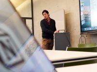 Des étudiant·e·s passent de l’autre côté du miroir