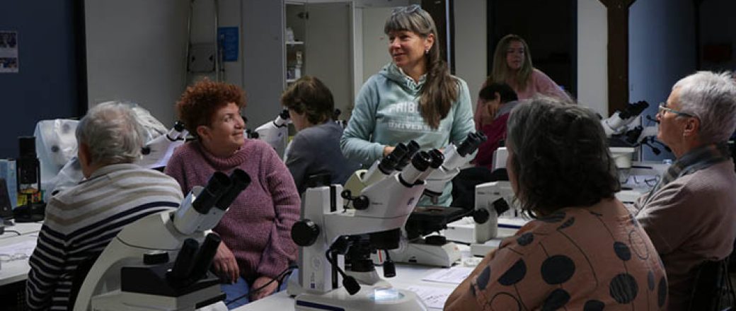 Des seniors à la découverte d’une star des laboratoires