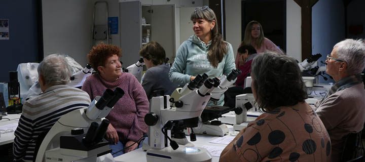 Des seniors à la découverte d’une star des laboratoires