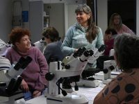 Des seniors à la découverte d’une star des laboratoires