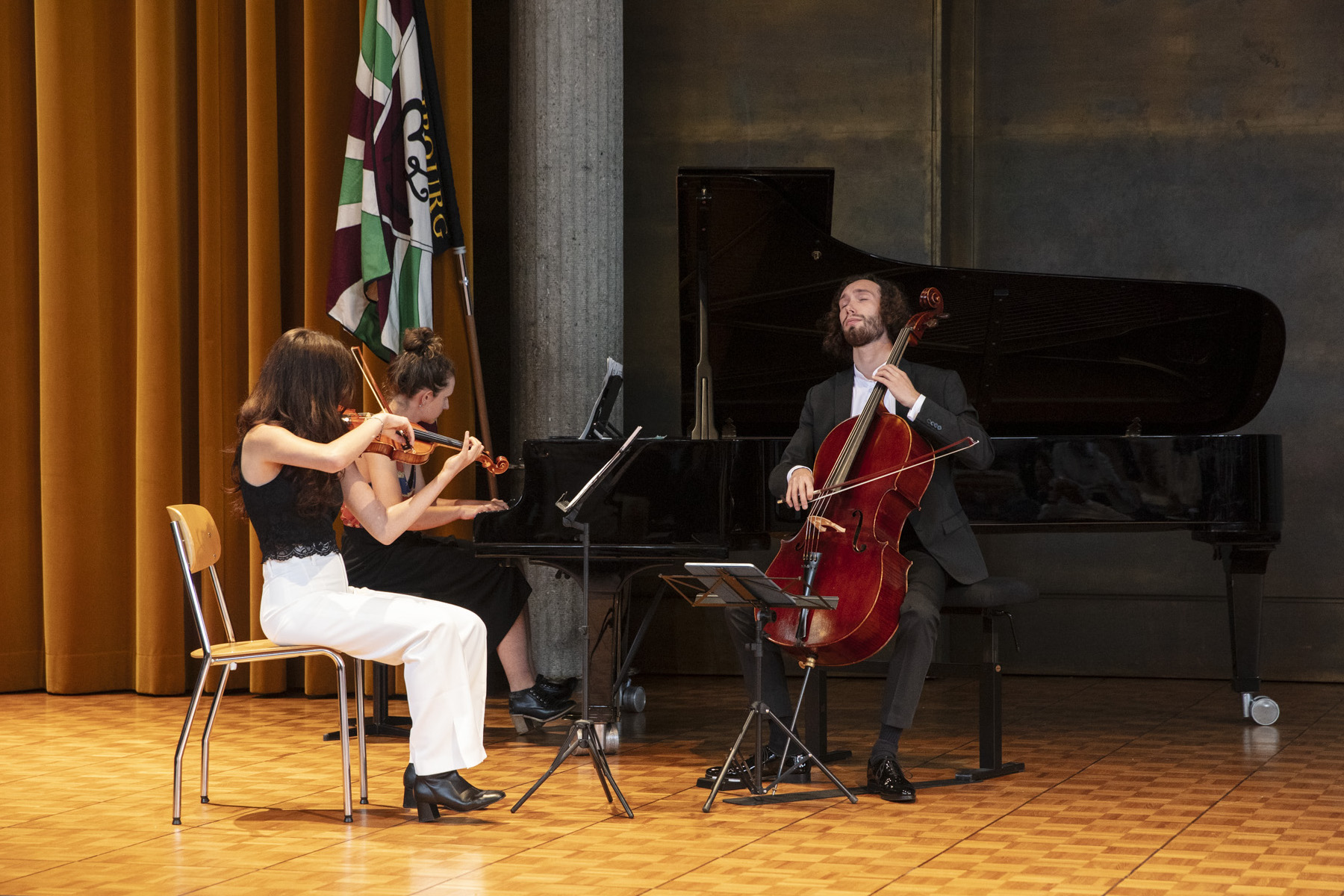 Itana Gowrié (Geige), Maximilien Estrampes (Cello), Alexane de Kalbermatten (Klavier) 