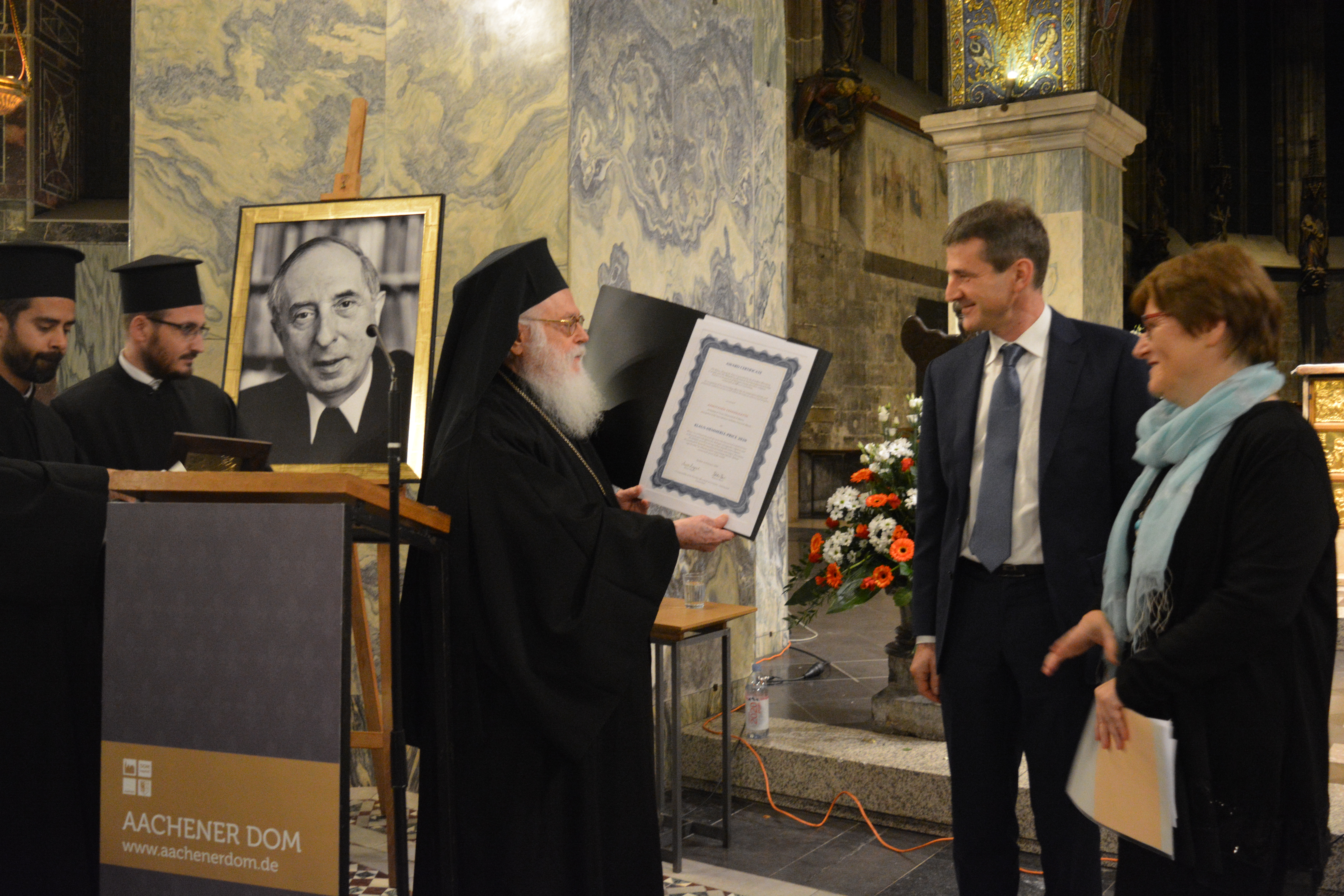 Bestowal of the Prize by two members of the Focolari Movement