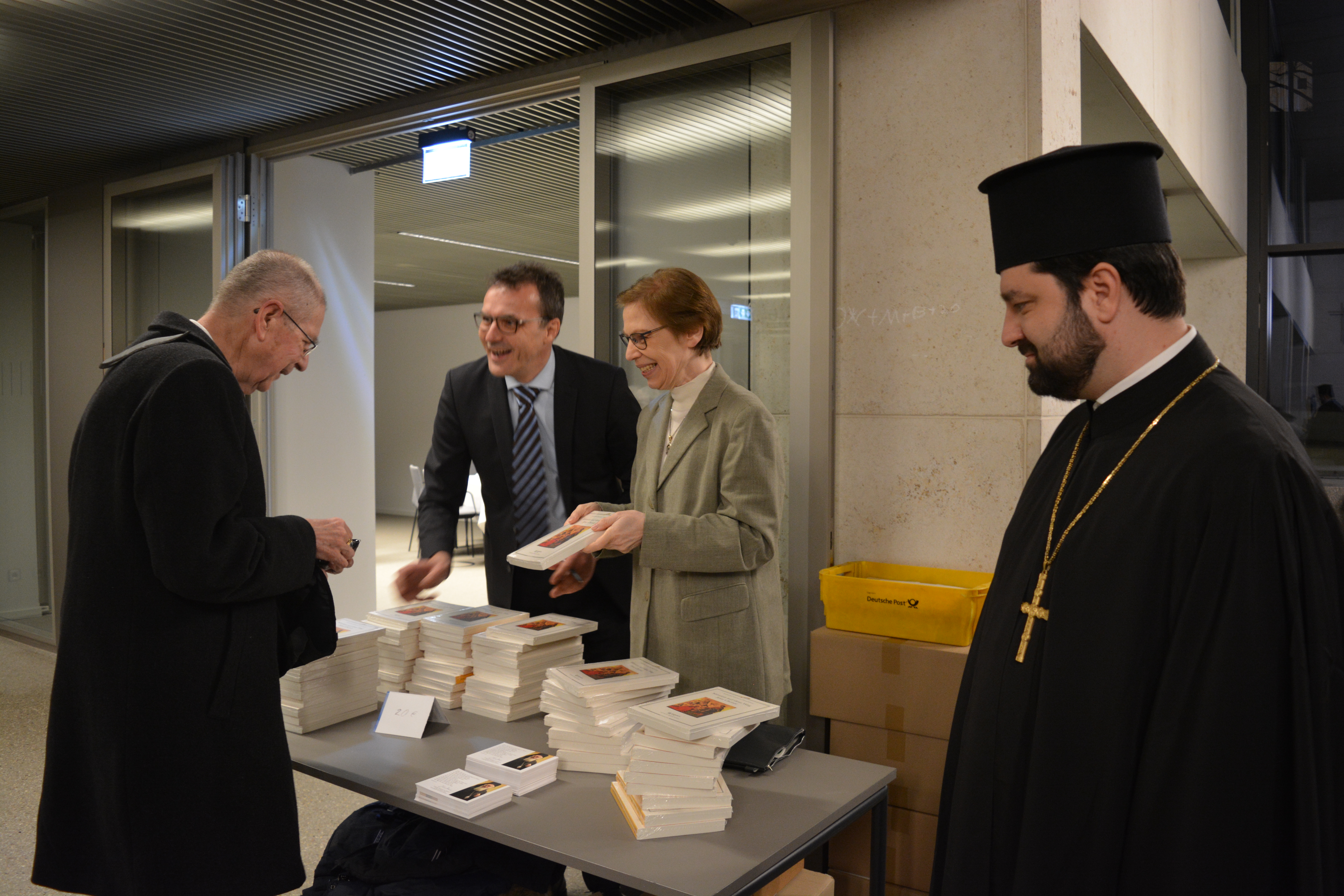 Dr. Bernward Kröger from the publishing house Aschendorf and Prof. Barbara Hallensleben, selling the book of the Archbishop