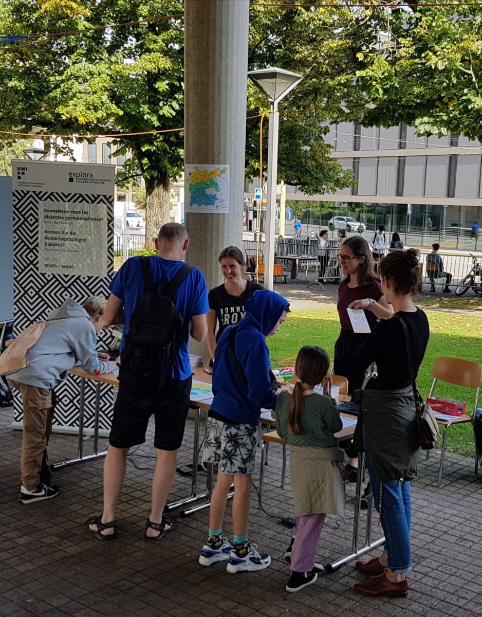 Am Stand der Germanistischen Linguistik der Universität Freiburg informieren sich Interessierte über deutsche Dialekte, hören sich Tonaufnahmen an und verorten diese auf einer Karte.