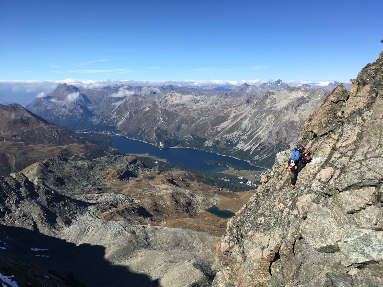 Changement d'un capteur mesurant la température de la roche au Piz Corvatsch. Photo: Jeannette Nötzli